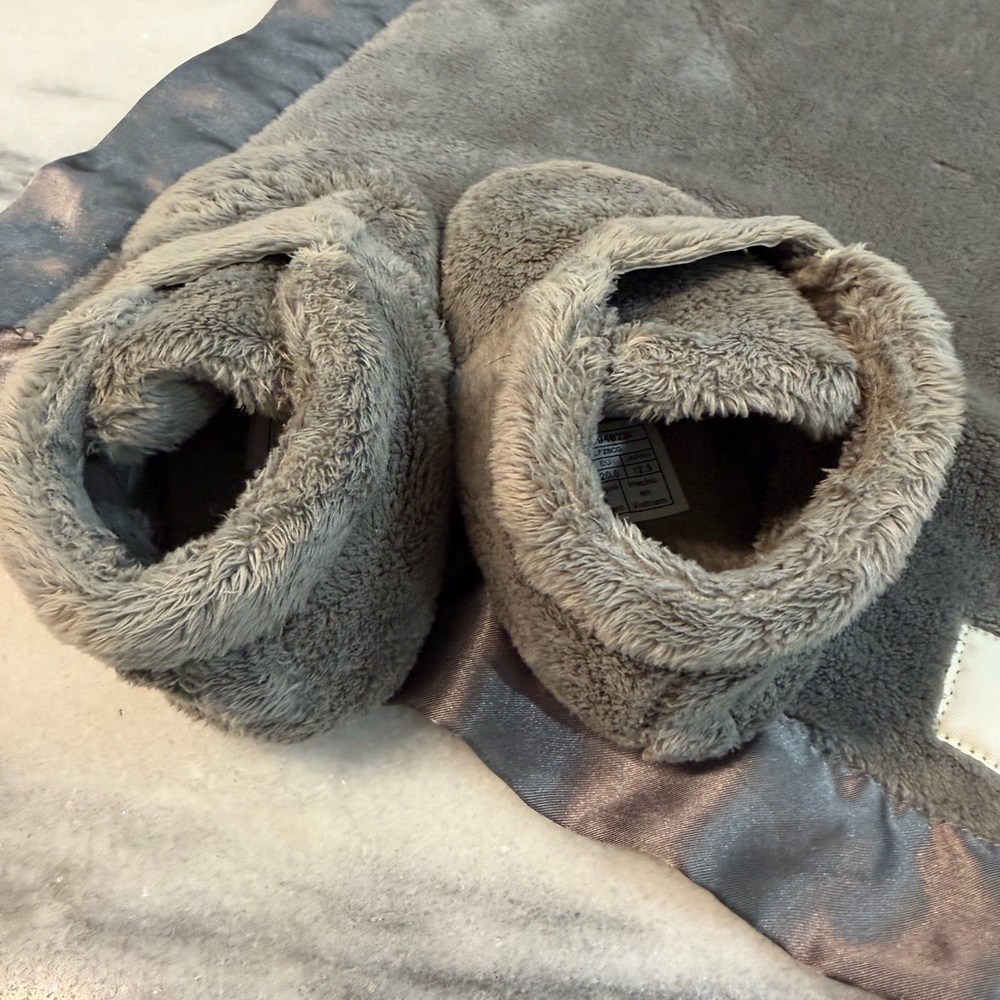 UGG Soft Gray Kids Slippers Bixbee and Lovey size 4/5 - Picture 6 of 12